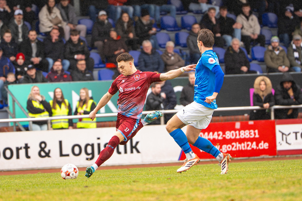 Fußball I Herren I Saison 2025-2026 I Regionalliga Nord I 23. Spieltag I TuS Blau-Weiß Lohne - SC Weiche Flensburg 08 I 0032 | Rene Guder (17, SC Weiche Flensburg 08) mit dem Torschuss vorbei an Niklas Tepe (25, TuS BW Lohne) - Realisiert mit Pictrs.com