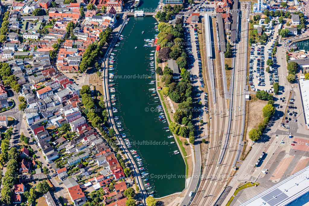 Warnemünde_Alter_Strom_ELS_5804100822 | WARNEMüNDE 10.08.2022 Ortskern am Uferbereich des " Alter Strom " - Flussverlaufes in Rostock an der Ostseeküste im Bundesland Mecklenburg-Vorpommern, Deutschland. Weiterführende Informationen bei: Hansestadt Rostock Tourismuszentrale Rostock & Warnemünde. // Village on the banks of the area " Alter Strom " - river course in the district Warnemuende in Rostock at the baltic coast in the state Mecklenburg - Western Pomerania, Germany. Further information at: Hansestadt Rostock Tourismuszentrale Rostock & Warnemuende. Foto: Martin Elsen