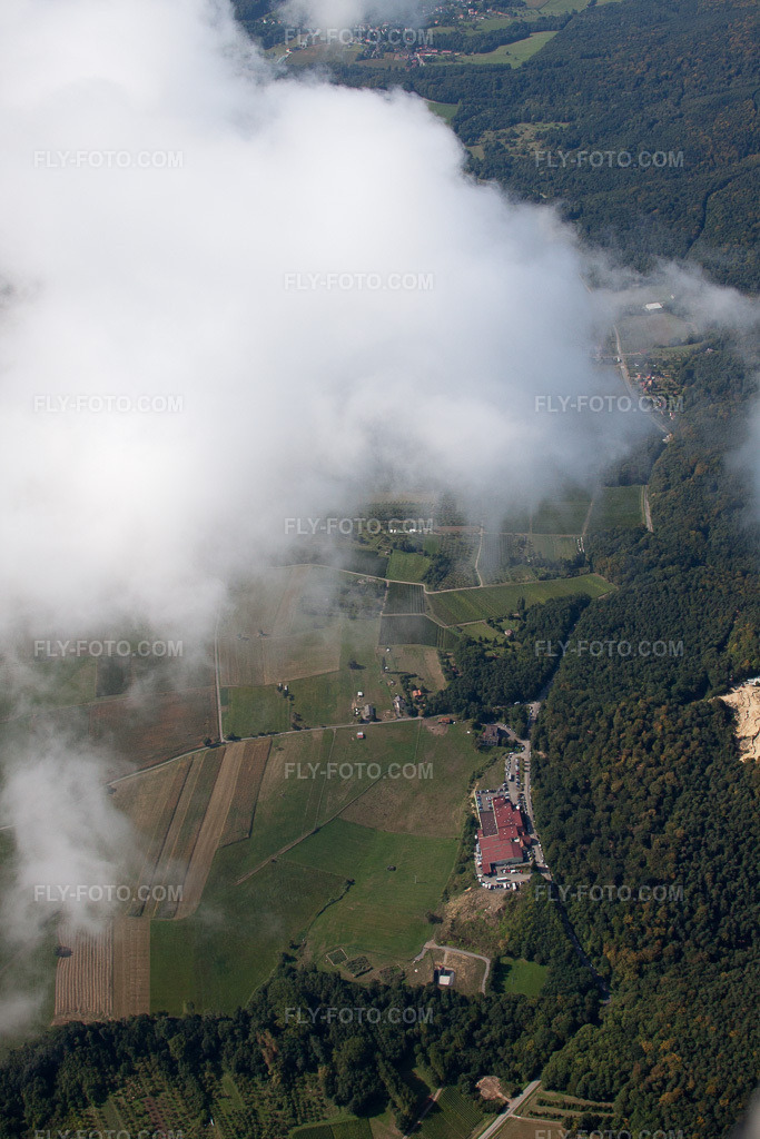 Aerial view: Winegrowers' cooperative in Cleebourg in the state Bas-Rhin, France. – Photo: IMG_21015.jpg taken on 09/06/2009 by Werner Riehm/FLY-FOTO.com – Resolution of the original: 3168 x 4752 px