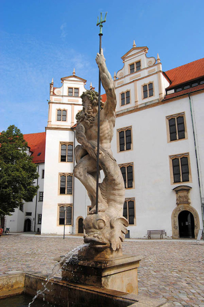 Torgau - Schloss Hartenfels - Neptunbrunnen | Entdecke über 20 Kategorien Leipzig-Motive: Foto-Downloads, hochwertige Poster, Leinwand- & Fine-Art-Prints. Jetzt Lieblingsfoto im Bildlexikon Leipzig Shop bestellen!