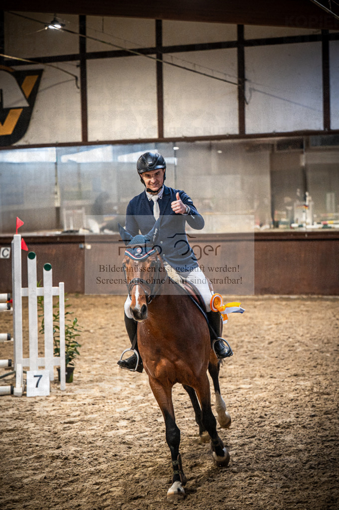 Hallenreittunier Voxtrup 2023 | Entdecke hochwertige Reitturnierfotos von Foto Oger. Professionell, emotional und authentisch – jetzt Lieblingsmomente im Shop bestellen. - Realisiert mit Pictrs.com