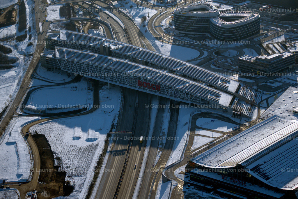 4043021 | STUTTGART 13.02.2021 Winterlich schneebedeckte Parkdeck auf dem Gebäude des Bosch Parkhauses der Messe Stuttgart über der Bundesautobahn A 8 in Stuttgart im Bundesland Baden-Württemberg. Weiterführende Informationen bei: Flughafen Stuttgart GmbH. // Wintry snowy parking deck on the building of the Bosch car park in Stuttgart in the state Baden-Wuerttemberg. Further information at: Flughafen Stuttgart GmbH. Foto: Gerhard Launer