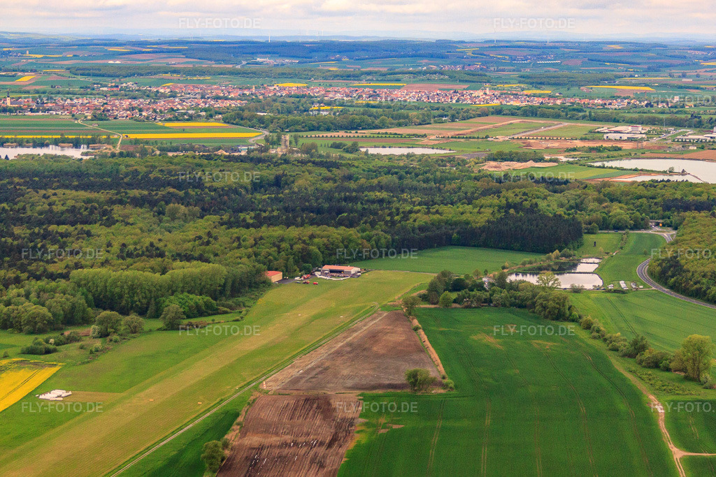 Luftbild: EDSF von Osten in Gochsheim im Bundesland Bayern in Deutschland. Foto: IMG_57162.jpg vom 09.05.2013 durch Werner Riehm/FLY-FOTO.de