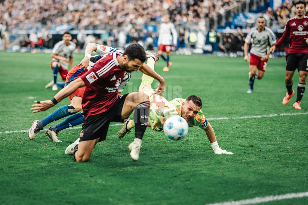 Fußball | Männer | Saison 2024/2025 | 2. Fußball-Bundesliga | 11. Spieltag | Hamburger SV vs. 1. FC Nürnberg | 03.11.2024 | v.l. Mahir Emreli (#30, 1. FC Nürnberg) gegen Daniel Heuer Fernandes (#1, HSV)