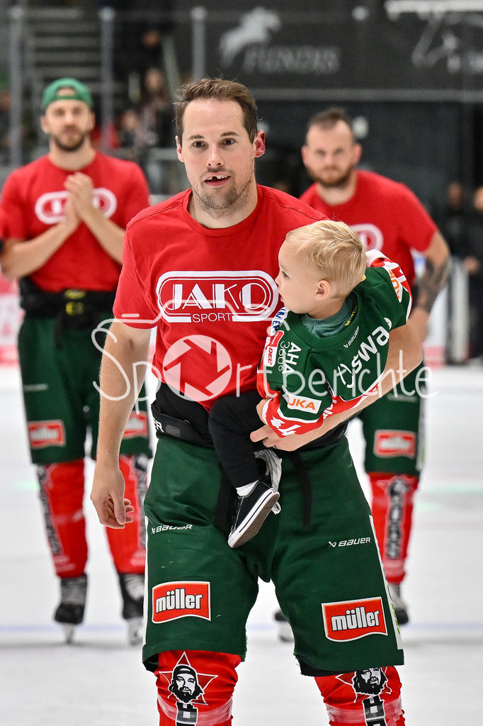 Augsburger Panther - Kölner Haie | die Augsburger Panther feiern zusammen mit den Fans den Heimsieg gegen die Kolner Haie  / Nolan ZAJAC (Augsburger Panther #44) / DEL: Augsburger Panther - Kölner Haie, Curt Frenzel Stadion am 29.09.2024