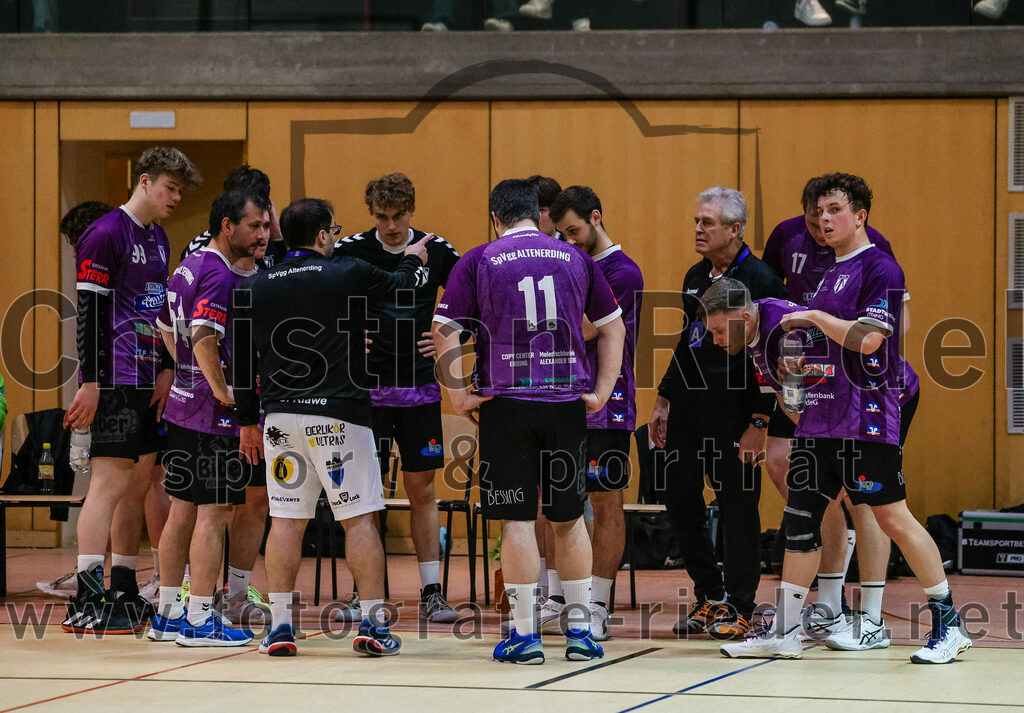 2024-01-27_012_SpVgg_Altenerding_gegen_TV_Altoetting | Erding, Deutschland, 27.01.2024:
Handball, Bezirksoberliga Männer 2023 / 2024, 13. Spieltag, SpVgg Altenerding gegen TV Altötting, Endergebnis: 30:28

Nadi Özdemir (SpVgg Altenerding, #54), Trainer Simon Klawe (SpVgg Altenerding), Christian Loris (SpVgg Altenerding, #11), Roland Stelzer (SpVgg Altenerding)

Foto: Christian Riedel / fotografie-riedel.net