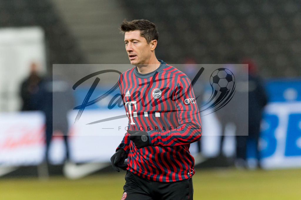 BSCFCB20220123_026 | Fussball, Herren: Robert Lewandowski (FC Bayern Muenchen) schaut bei dem Spiel der 1. Bundesliga zwischen Hertha BSC und FC Bayern Muenchen im Olypiastadion am 23.01.2022 in Berlin, Deutschland.DFB / DFL REGULATIONS PROHIBIT ANY USE OF PHOTOGRAPHS AS IMAGE SEQUENCES AND/OR QUASI-VIDEO. - Realisiert mit Pictrs.com