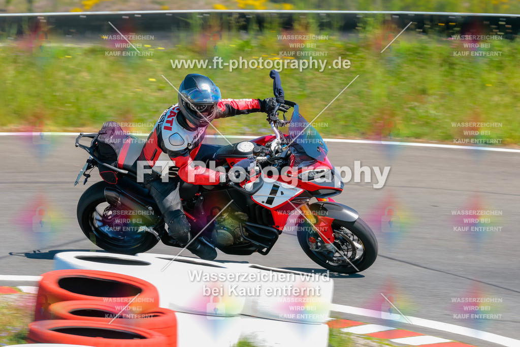 Moto-TeamOBK-21831 | Hier findet Ihr Bilder von Touristenfahrten auf der Nürburgring Nordschleife oder von anderen Veranstaltungen die ich besucht habe. Viel Spass beim Durch Schauen 