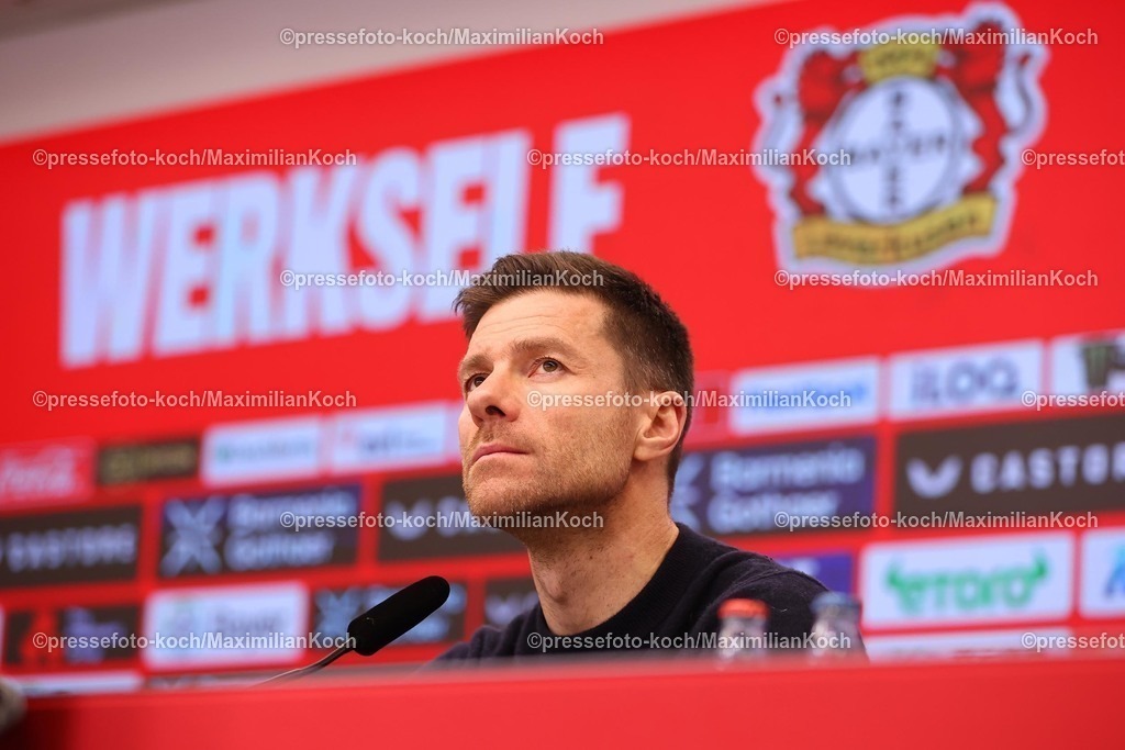 Lev15022501113 | 15.02.2025, Fußball, Bayer 04 Leverkusen - FC Bayern München, 1. Fußball Bundesliga, 22. Spieltag, BayArena, Saison 2024 2025: Pressekonferenz mit den Trainern nach dem Spiel - Cheftrainer Xabi Alonso (Bayer 04 Leverkusen Trainer)  DFB regulations prohibit any use of photographs as image sequences and or quasi-video.