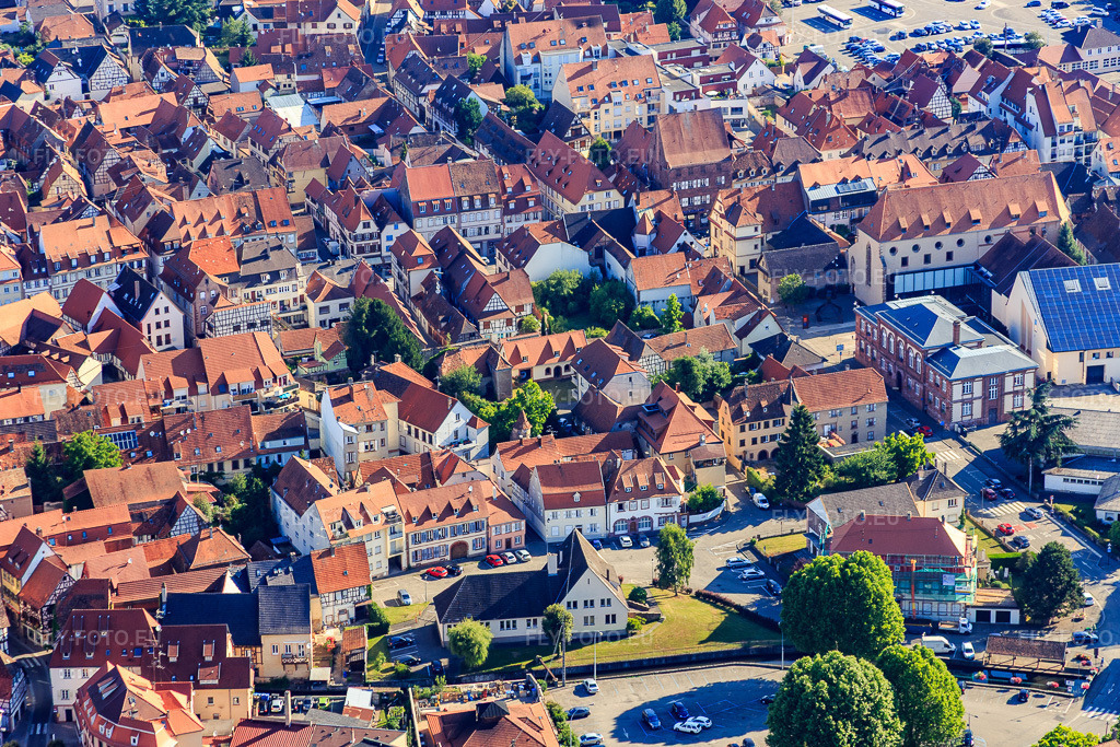 Vue aérienne: Pl. des Carmes sur le Quai des Frères à Wissembourg dans le département Bas Rhin, France – .Photo: IMG_083018.jpg prise le 26/06/2015 par Werner Riehm/FLY-FOTO.eu – Résolution de l'original: 5115 x 3410 px