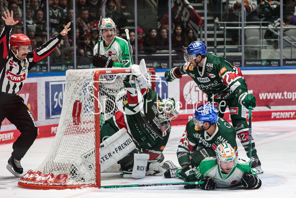 Augsburger Panther - Bietigheim Steelers | mit vereinten Kraeften koennen die Hausherren einen Gegentreffer verhindern / Dennis Endras (AEV #44)