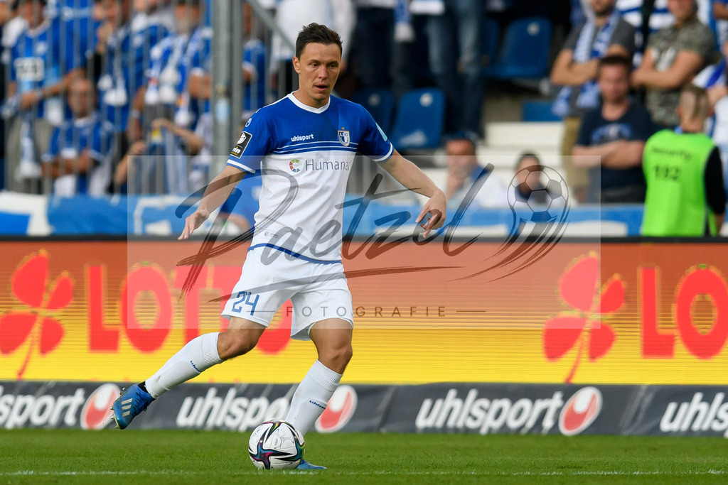 FCMFCK20210904_180 | Fussball, Herren: Alexander Bittroff (1. FC Magdeburg) in Aktion, am Ball, Einzelaktion beim Spiel der 3. Liga zwischen 1. FC Magdeburg und 1. FC Kaiserslautern in der MDCC-Arena am 04.09.2021 in Magdeburg, Deutschland.DFB / DFL REGULATIONS PROHIBIT ANY USE OF PHOTOGRAPHS AS IMAGE SEQUENCES AND/OR QUASI-VIDEO. - Realisiert mit Pictrs.com