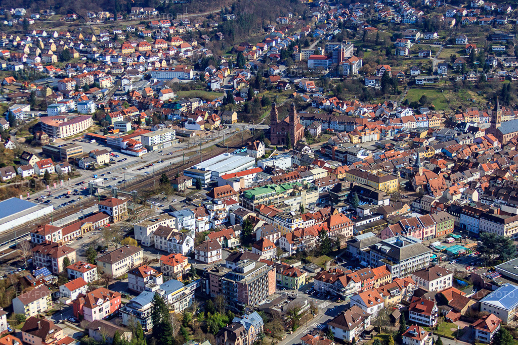 Luftbild: Altstadt am Bahnof mit Kirche St. Johannes Nepomuk von Nordwesten in Eberbach im Bundesland Baden-Württemberg in Deutschland. Foto: IMG_38076.jpg vom 12.03.2011 durch Werner Riehm/FLY-FOTO.de