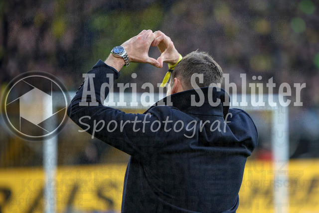 08.05.2026, GER, Fussball, Herren, 1. BL, Saison 2025/2026, Borussia Dortmund - Eintracht Frankfurt | Sebastian Kehl gestikuliert, Gestik "Herz" bei der Verabschiedung von der Südkurve