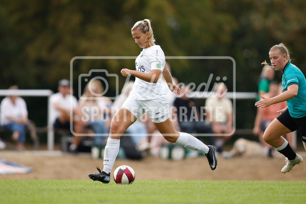 Fußball I Frauen I Westfalenpokal 26-27 I DJK GW Amelsbüren - SSV Rhade  I 18848 | Tessa Schipke (11, DJK GW Amelsbüren) dribbelt mit dem Ball. - Realisiert mit Pictrs.com