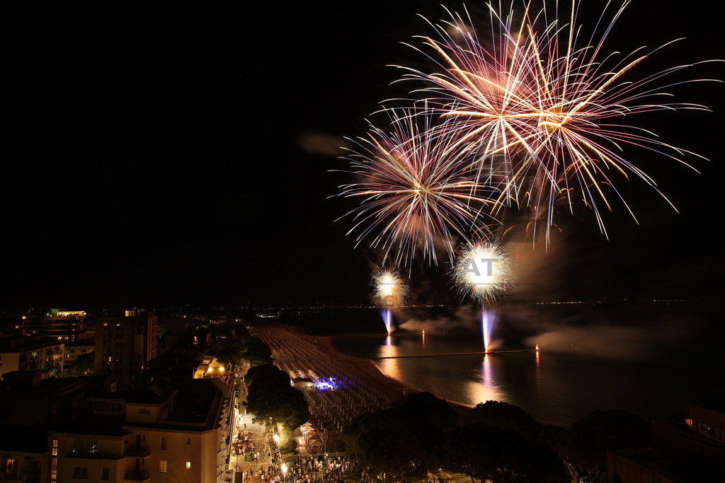 Ferragosto Fireworks in Grado, Italy | GRADO, ITALY, 15.AUG.26 - FIREWORKS - Ferragosto fireworks over the Adriatic Sea in Grado, Italy. Colorful fireworks light up the night sky above the beach, coastline and waterfront during the traditional summer celebration. - Realisiert mit Pictrs.com