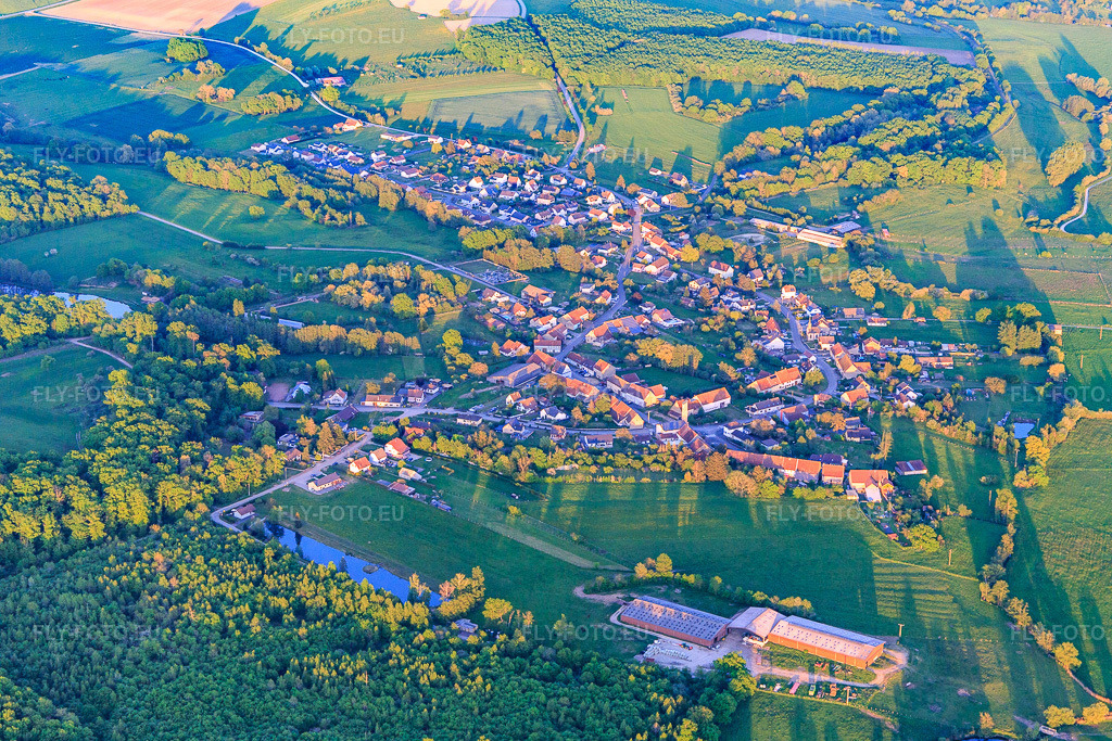 Vue aérienne: Vue du village depuis l'ouest à Schopperten dans le département Bas Rhin, France. Photo: IMG_146208.jpg prise le 01/05/2025 par Werner Riehm/FLY-FOTO.eu – Résolution de l'original: 5472 x 3648 px