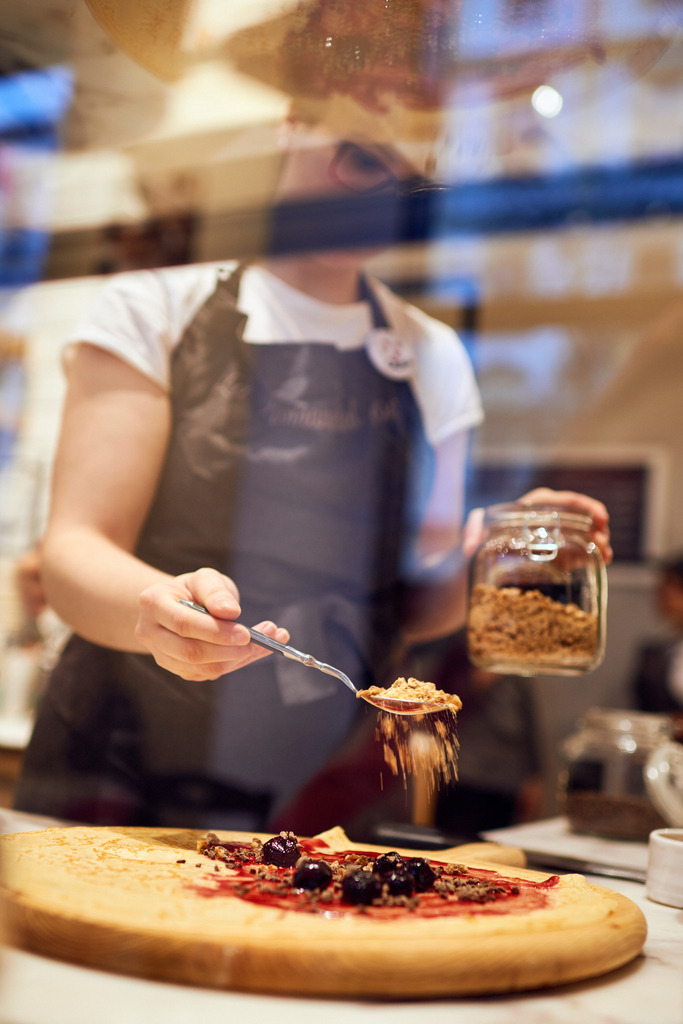 Gelateria la Romana, frische Crêpe mit Kirschen | Wien, Austria - December 21, 2017: Gelateria la Romana; Crêpe wird mit Kirschen, Mandeln und Bitterschokolade gefüllt. - Realisiert mit Pictrs.com