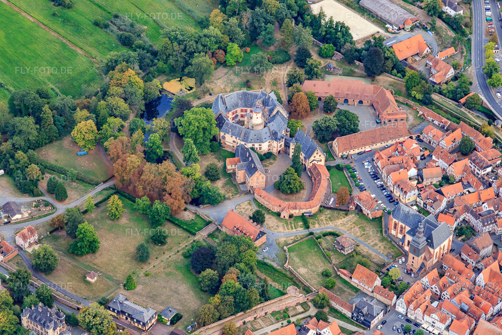 Luftbild: Schloss Büdingen in Büdingen im Bundesland Hessen in Deutschland. – Foto: IMG_111058.jpg vom 08.09.2018 durch Werner Riehm/FLY-FOTO.de – Auflösung des Originals: 5472 x 3648 px – Schlossmuseum / Tourismus Buedingen