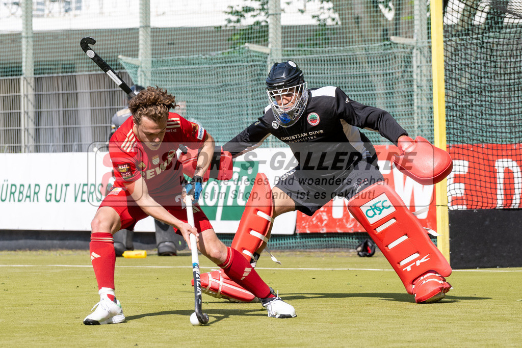 SFE_20240511_0189 | Krefeld, Deutschland, 11.05.2024: Michel Struthoff (Rot-Weiss Köln) Onyekwue NnaJi (Crefelder HTC) in Aktion waehrend des Spiels der Feldhockey 1. Bundesliga Herren zwischen Crefelder HTC - Rot Weiss Köln im Gerd-Wellen-Hockeyanlage am 11.05.2024 in Krefeld, Deutschland. (Foto von Stephan Fehrmann)

Krefeld, Germany, 11.05.2024: Michel Struthoff (Rot-Weiss Köln) Onyekwue NnaJi (Crefelder HTC) in action during the game of Feldhockey 1. Bundesliga Herren between Crefelder HTC - Rot Weiss Köln in Gerd-Wellen-Hockeyanlage at 11.05.2024 in Krefeld, Deutschland. (Foto from Stephan Fehrmann)
