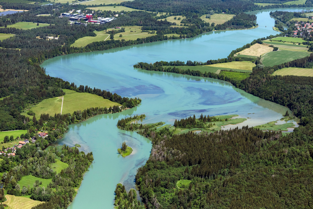 dr__0044030.jpg | MUNDRACHING 18.06.2024 Kurvenförmige Mäander - Schleife der Uferbereiche am Lech - Flußverlauf an der Straße Kalkbrennerweg in Mundraching im Bundesland Bayern, Deutschland. // Curved loop of the riparian zones on the course of the river Lech on street Kalkbrennerweg in Mundraching in the state Bavaria, Germany. Foto: Daniel Reiter