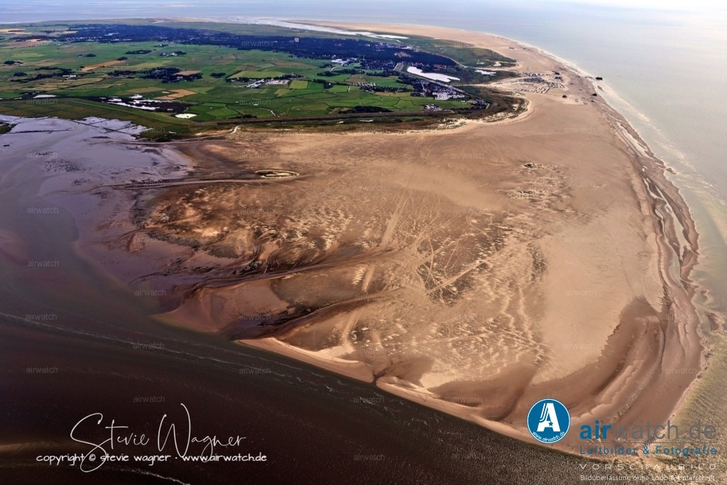 Luftbilder St.Peter-Ording | Die Gemeinde erstreckt sich über vier Ortsteile – Böhl, Bad, Dorf (Süd) und Ording – und weist eine einzigartige Landschaft mit einem weitläufigen Strand auf, der bis zu zwölf Kilometer lang und bei Niedrigwasser bis zu zwei Kilometer breit sein kann.