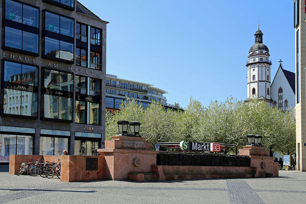 Foto: Leipzig - Untergrundmessehaus - Blick zur Thomaskirche | Das Team hinter BILDLEXIKON LEIPZIG bündelt historische wie aktuelle Informationen über die Stadt Leipzig in Text und Bild auf einer Plattform und stellt diese der interessierten Öffentlichkeit zur Verfügung.