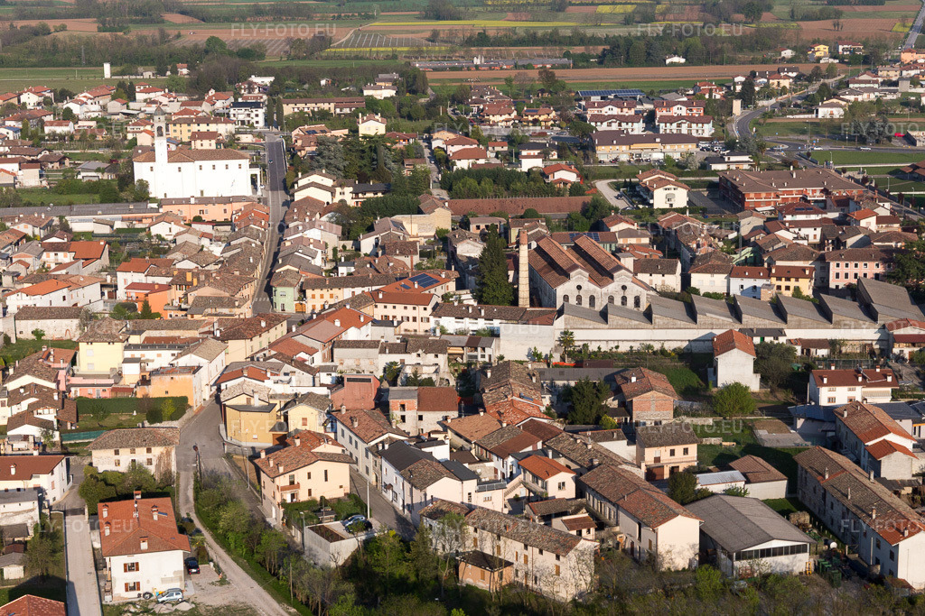 Vue aérienne: Vue de la ville à Carpacco dans le département Frioul-Vénétie Julienne, Italie. Photo: IMG_098909.jpg prise le 08/04/2017 par Werner Riehm/FLY-FOTO.eu – Résolution de l'original: 5472 x 3648 px