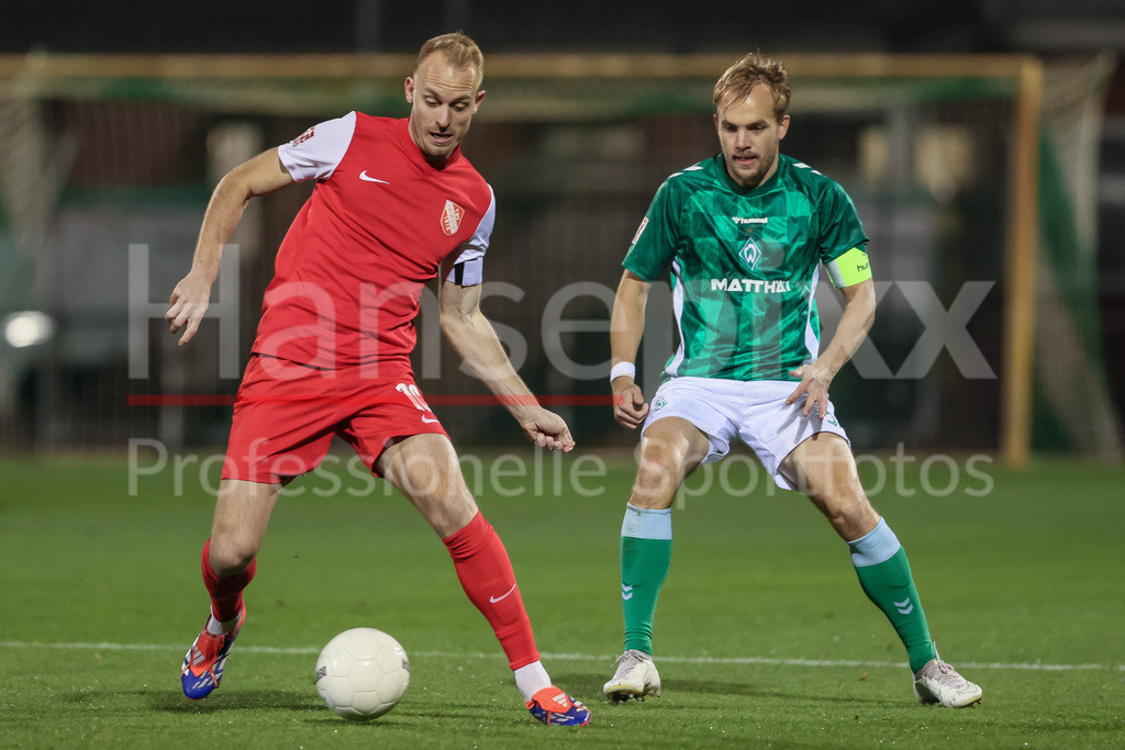 Fussball, Regionalliga Nord, SV Werder Bremen II - TSV Havelse | v.li.: Julius Düker (TSV Havelse, 10) und Cimo Röcker (SV Werder Bremen II, 5) im Zweikampf, Duell, Dynamik, Aktion, Action, Spielszene