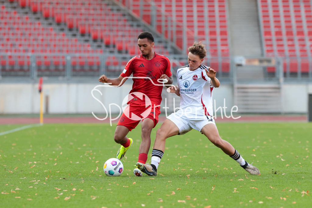 1. FC Nürnberg II - FC Bayern Amateure | Im Duell  Vincent MANUBA (FCB #2) und Moritz WIEZORREK (FCN #17) / Zweikampf