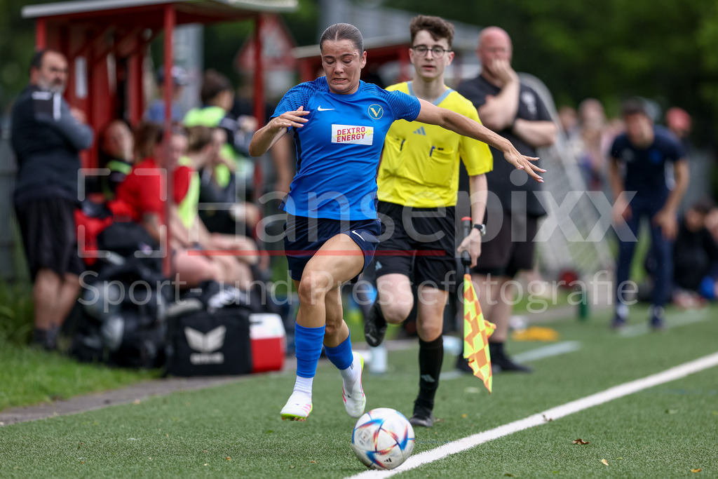Fussball, Aufstiegsrunde Regionalliga Nord Frauen, FC Union 60 - SC Victoria Hamburg | Finja Paape (SC Victoria Hamburg, 17) am Ball, Einzelbild, Ganzkörper, Aktion, Action, Spielszene