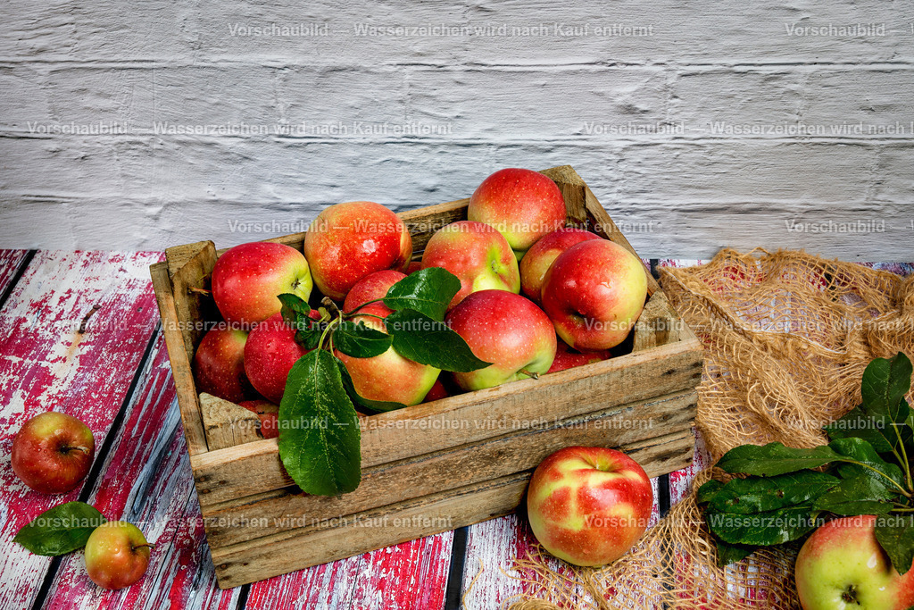 frisch geerntete Äpfel im Weidenkorb | frisch geerntete Äpfel in Holzkiste auf alter, rustikalen Tischplatte. - Realisiert mit Pictrs.com