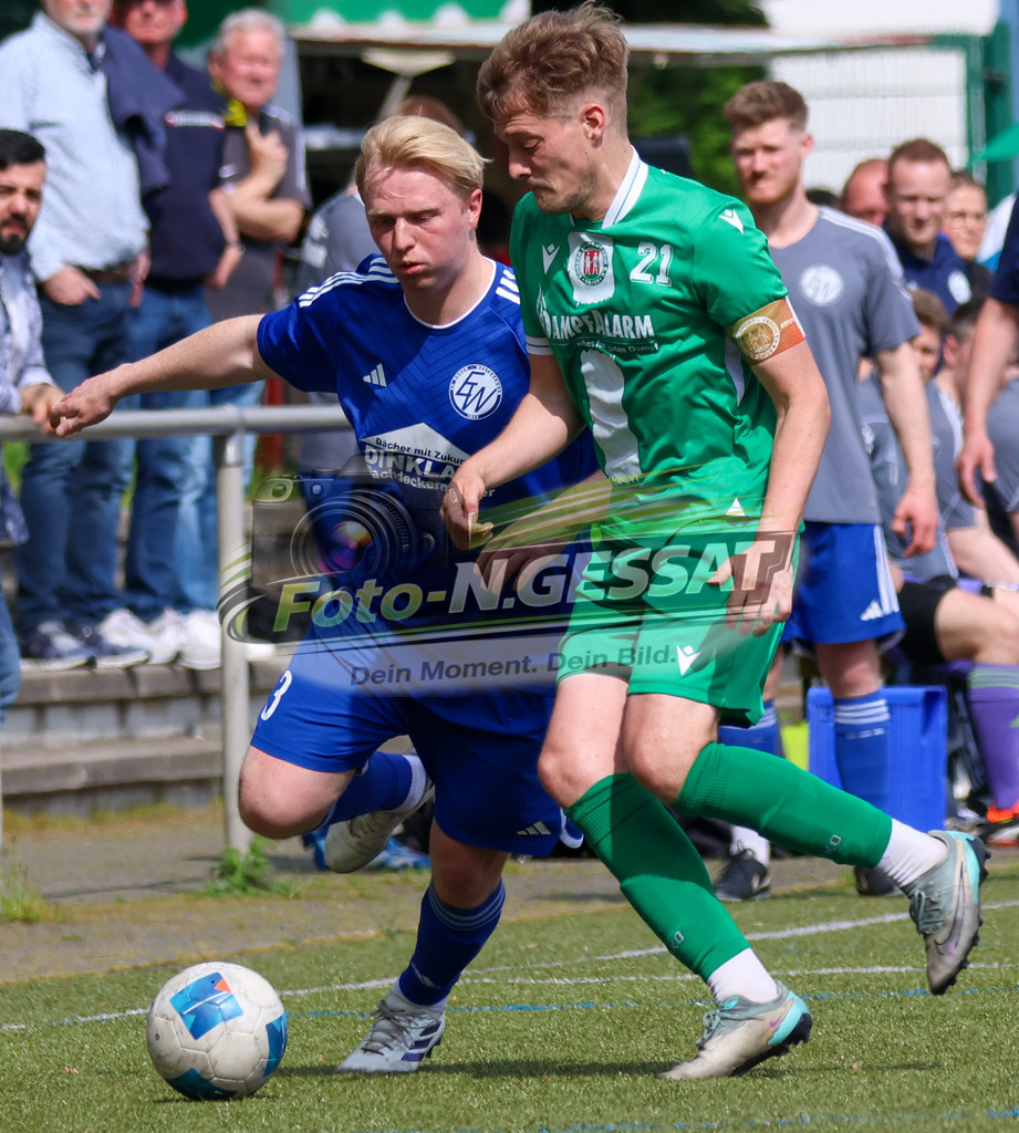 Bünder SV - SV Enger-Westerenger, | Auf dem Bild zu sehen: grün Bünder SV: Timo Westerbeck ; blau SV Enger-Westerenger: Philipp Gerdener Bünder SV, SV Enger-Westerenger, Saison 25/26, Kreisliga A, Bünde, Deutschland - Realisiert mit Pictrs.com