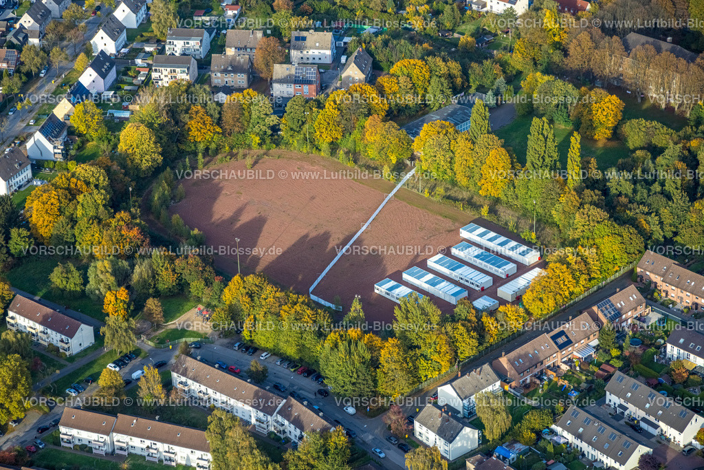 Bottrop221006284 | Luftbild, Containerdorf für Flüchtlinge auf dem ehemaligen Sportplatz der Körnerschule, Boy, Bottrop, Ruhrgebiet, Nordrhein-Westfalen, Deutschland