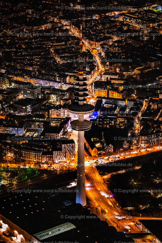 Hamburg_Fernsehturm_Heinrich_Hertz_Turm_Nachtaufnahme_ELS_7009060325 | HAMBURG 06.03.2025 Nacht- Lichter und Beleuchtung Fernmeldeturm- Bauwerk und Fernsehturm " Heinrich-Hertz-Turm " am Messeplatz in Hamburg, Deutschland. Weiterführende Informationen bei: DFMG Deutsche Funkturm GmbH. // Night lighting television Tower " Heinrich-Hertz-Turm " on place Messeplatz in Hamburg, Germany. Further information at: DFMG Deutsche Funkturm GmbH. Foto: Martin Elsen