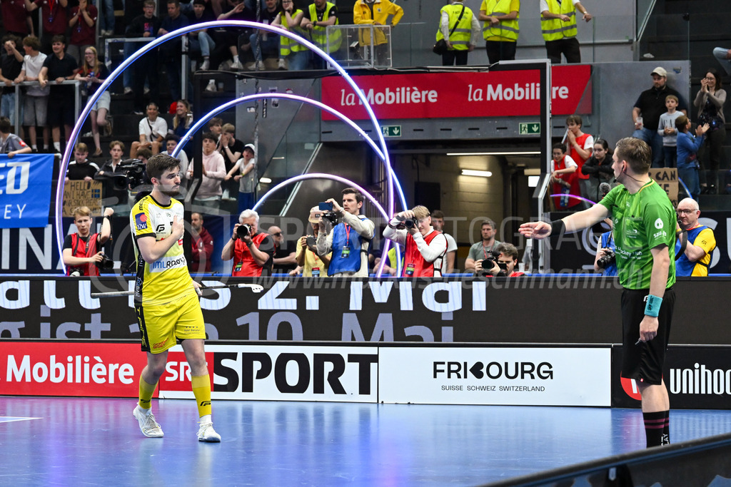 Zug United - HC Rychenberg - 25. April 2026 | Levin Conrad (#7 HC Rychenberg Winterthur) versenkt seinen Penalty gegen Nils Schälin (#62 Zug United) am L-UPL Superfinal-Spiel zwischen Zug United und HC Rychenberg am 25. April 2026 in der BCF Arena, Fribourg, Schweiz.Bild: Sportfotografie Markus Aeschimann | www.markus-aeschimann.ch - Realisiert mit Pictrs.com