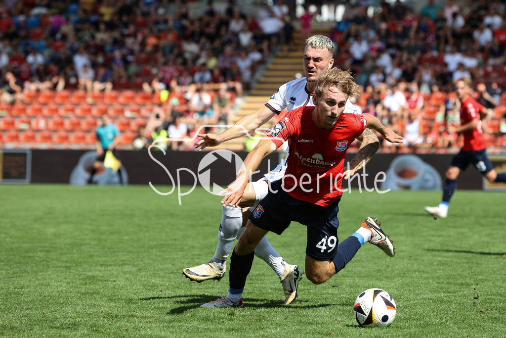 SpVgg Unterhaching - FC Ingolstadt | im Duell Dennis BORKOWSKI (FCI #7) und Nils ORTEL (UHG #39) / Zweikampf