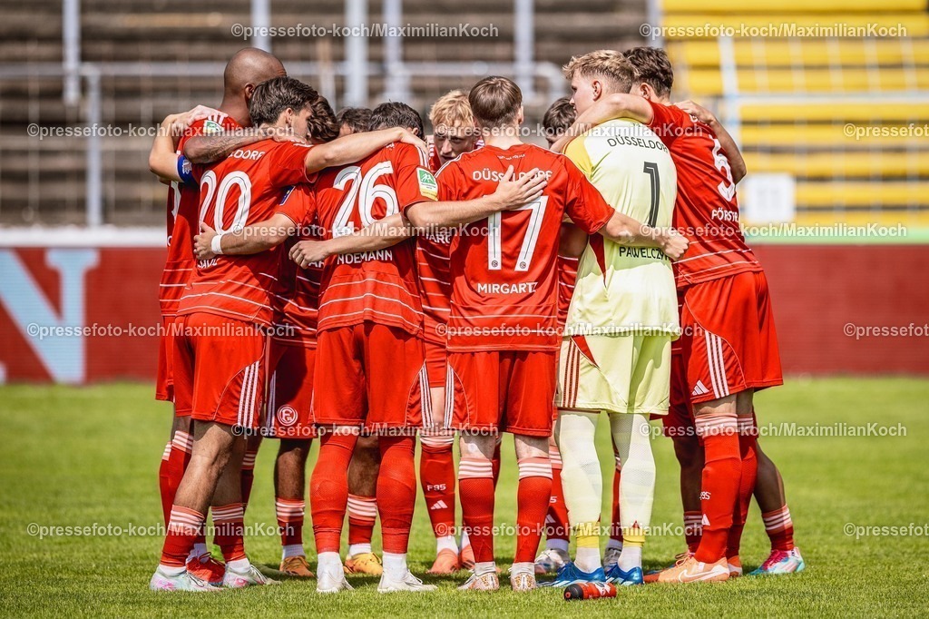 xkwi09082501025 | 09.08.2025, xkwix, Fußball, Regionalliga West, FC Gütersloh - Fortuna Düsseldorf 2, Ohlendorf Stadion im Heidewald: Fortuna Düsseldorf 2 im Kreis