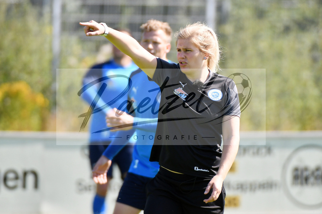 TRASFL20200713_0044 | Fussball, Herren: Trainerin Imke Wuebbenhorst (SF Lotte) gestikuliert bei der Trainingseinheit von SF Lotte im Sportpark am Lotter Kreuz am 13.07.2020 in Lotte, Deutschland. - Realisiert mit Pictrs.com