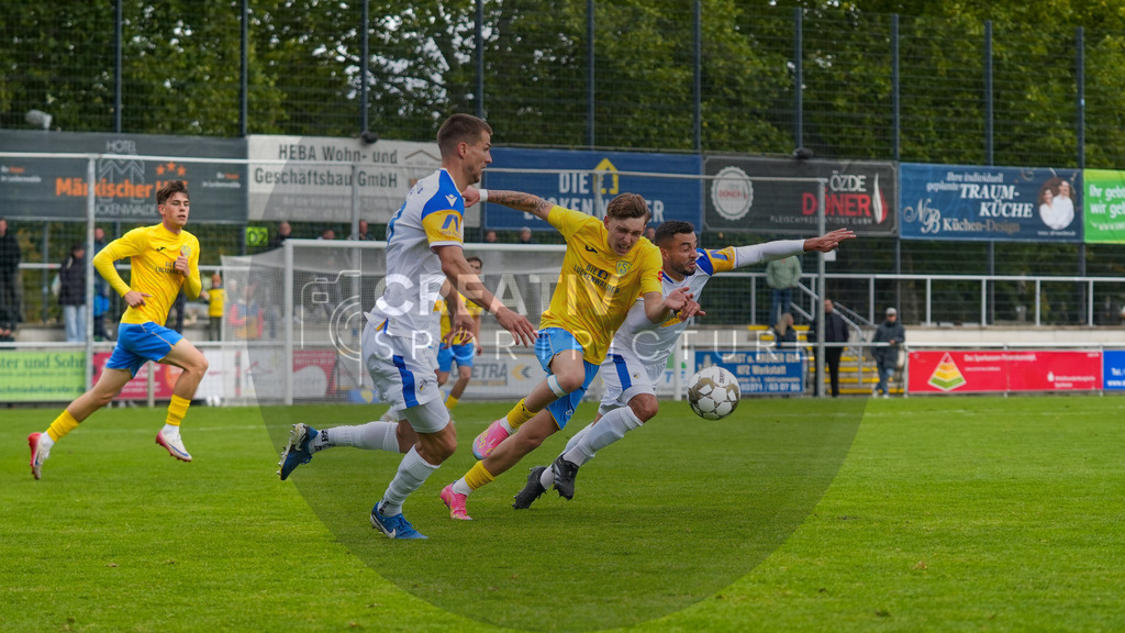 Fußball, Herren, Saison 2025/2026, Regionalliga Nordost, 11. Spieltag, FSV 63 Luckenwalde vs. FC Carl-Zeiss Jena, Samstag 05.10.2025, Werner-Seelenbinder-Stadion Luckenwalde, | Fußball, Herren, Saison 2025/2026, Regionalliga Nordost, 11. Spieltag, FSV 63 Luckenwalde vs. FC Carl-Zeiss Jena, Samstag 05.10.2025, Werner-Seelenbinder-Stadion Luckenwalde, Im Bild: Tim Schleinitz (l. Luckenwalde) und Justin Schau (r. Jena) - Realisiert mit Pictrs.com