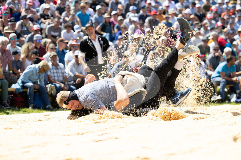 Rigi2025_2174 | Die Schwinger des Schwyzer Kantonalen Schwingerverbandes: Fotos, die Dynamik und Leidenschaft festhalten, sowie emotionale Momente aus dem traditionellen Schwingsport zeigen. - Realisiert mit Pictrs.com