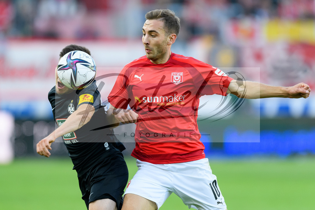 HFCFCK20210824_032 | Fussball, Herren: Dominik Schad (1. FC Kaiserslautern) und Michael Eberwein (Hallescher FC) im Zweikampf beim Spiel der 3. Liga zwischen Hallescher FC und 1. FC Kaiserslautern im Leuna-Chemie-Stadion am 24.08.2021 in Halle (Saale), Deutschland. - Realisiert mit Pictrs.com