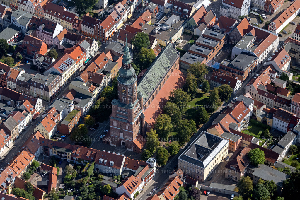 4061151 | GREIFSWALD 08.09.2021 Kirchengebäude des Domes St. Nikolai an der Domstraße in Greifswald im Bundesland Mecklenburg-Vorpommern, Deutschland. Weiterführende Informationen bei: Evangelische Kirchengemeinde St. Nikolai, Greifswald. // Church building of the cathedral of St. Nikolai on Domstrasse in Greifswald in the state Mecklenburg - Western Pomerania, Germany. Further information at: Evangelische Kirchengemeinde St. Nikolai, Greifswald. Foto: Gerhard Launer
