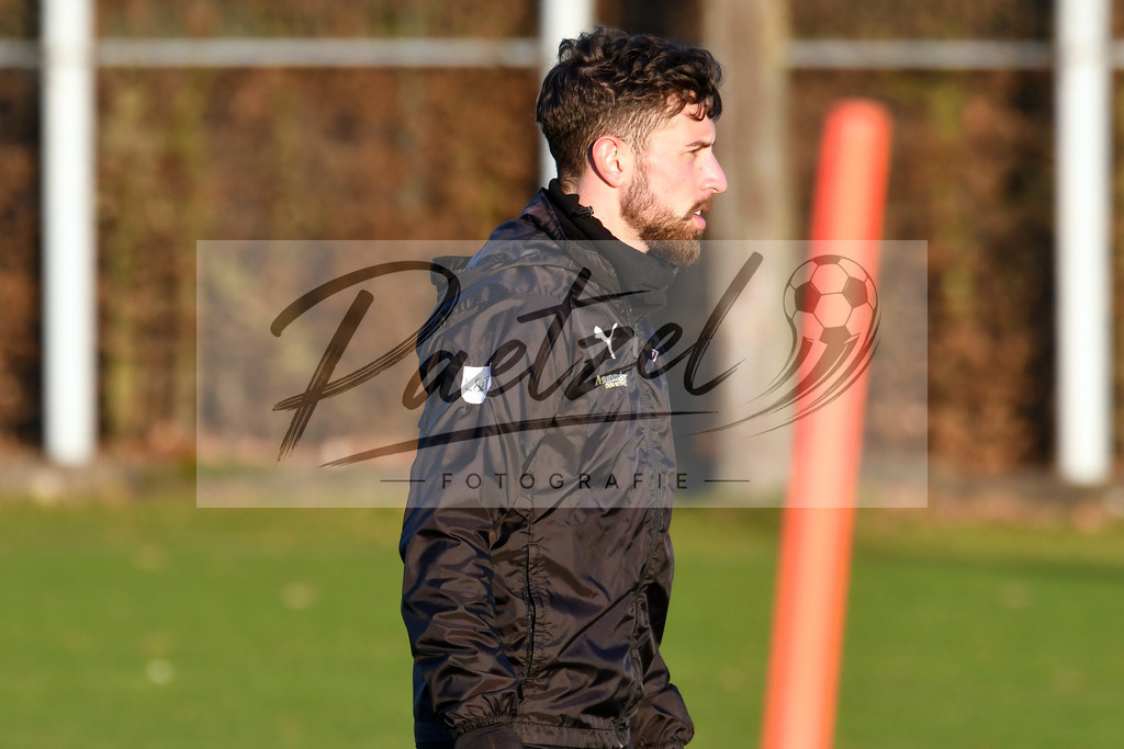 20200121_TRAOSN_0047 | Fußball, Herren: Manuel Farrona Pulido (VfL Osnabrück) schaut beim Training des VfL Osnabrück am 21.01.2020 im Sportpark Illoshöhe in Osnabrück, Deutschland.(Foto von Nico Paetzel) - Realisiert mit Pictrs.com