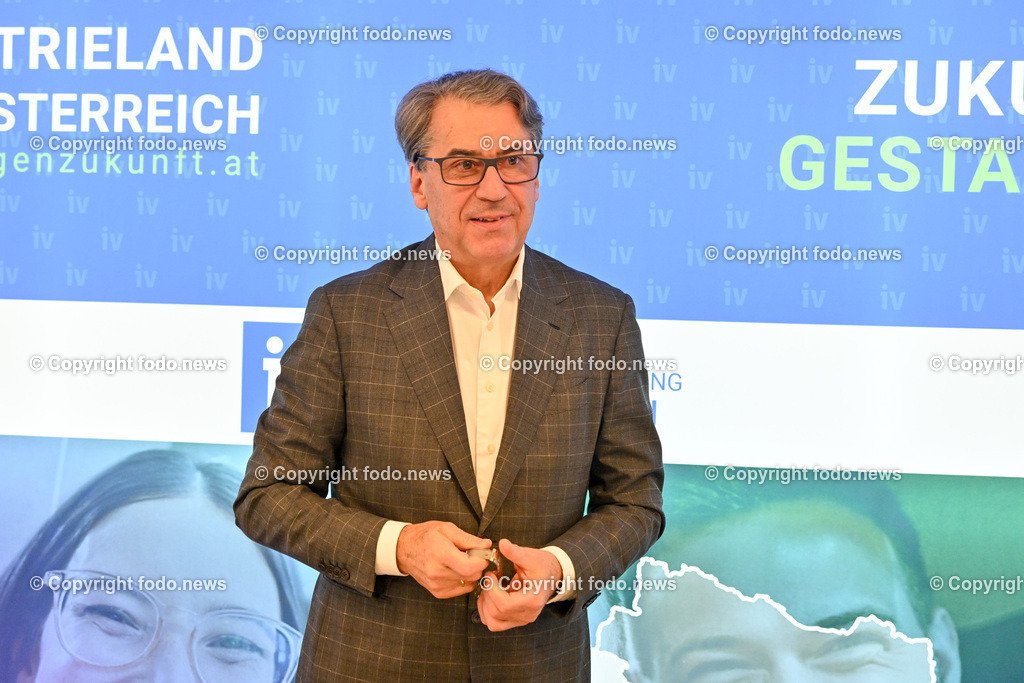 Pressegespraech Jahresauftakt 2024_ IV Ooe_ 19.01.2024-25 | 19.01.2024, Linz, AUT, Industriellenvereinigung Ooe, Jahresauftakt Pressegespraech 2024 - Reparaturanleitung fuer den Industriestandort Oberoesterreich im Bild Stefan Pierer (Praesident der Industriellenvereinigung Ooe)