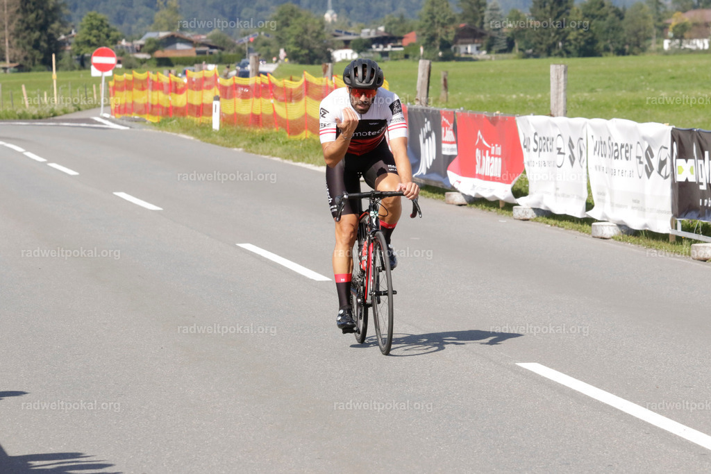1217_20230817_Bewerb_Maenner_Muehlanger | AUT - OESTERREICH, 2023-08-16: SPORT RENNRAD-FAHREN - 55. INTERNATIONALER RADWELTPOKAL IN ST. JOHANN IN TIROL  - Vintage-Radrennen mit WM-Bronze-Medaillen-Siegerin Christina Schweinberger, den Teilnehmer und Alexander Baumann (vom Orginastions-Team) - TAG 2 BEWERB MAENNER IN SECHS GRUPPEN  ; Foto: Roland Muehlanger
