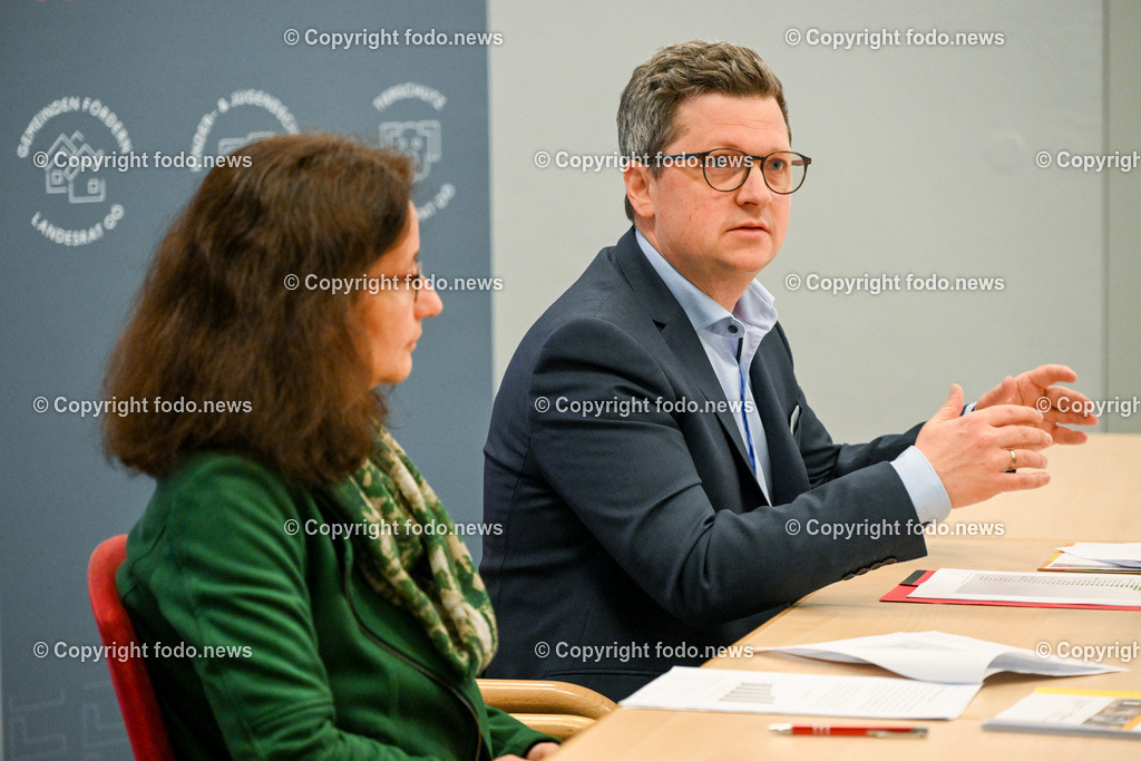 Pressekonferenz LR Michael Lindner (SP)_ Tierschutz in Oberoesterreich_ 26.04.2023-5 | 26.04.2023, Presseclub Linz, AUT, LR Michael Lindner (SP), Tierschutz in Oberoesterreich, Taetigkeitsbericht 2022 & Themenschwerpunkte der Tierschutzombudsstelle Ooe, im Bild Cornelia Rouha-Muelleder (Tierschutzombudsfrau Ooe), LR Michael Lindner (SP)