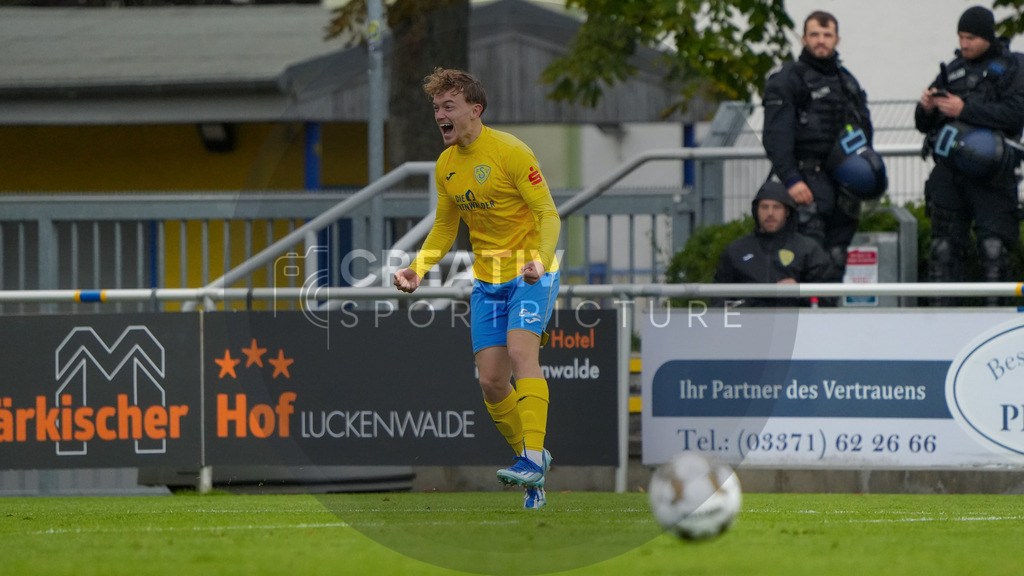 Fußball, Herren, Saison 2025/2026, Regionalliga Nordost, 11. Spieltag, FSV 63 Luckenwalde vs. FC Carl-Zeiss Jena, Samstag 05.10.2025, Werner-Seelenbinder-Stadion Luckenwalde, | Fußball, Herren, Saison 2025/2026, Regionalliga Nordost, 11. Spieltag, FSV 63 Luckenwalde vs. FC Carl-Zeiss Jena, Samstag 05.10.2025, Werner-Seelenbinder-Stadion Luckenwalde, Im Bild: Remo Merke (Luckenwalde) jubelt über seinen späten Treffer zum 1:1-Ausgleich. - Realisiert mit Pictrs.com