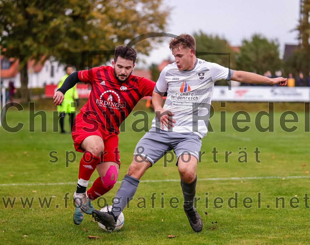2023-10-15_039_SV_Eintracht_Berglern_gegen_FC_Tuerkguecue_Erding | Berglern, Deutschland, 15.10.2023:
Fußball, Kreisklasse 2023 / 2024, 10. Spieltag, SV Eintracht Berglern gegen FC Türkgücü Erding, Endergebnis: 1:0

Eren Yildiz (FC Türk Gücü Erding, #5), Sebastian Hemauer (SV Eintracht Berglern, #17)

Foto: Christian Riedel / fotografie-riedel.net
