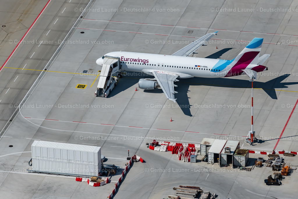 4047097 | STUTTGART 11.08.2021 Passagierflugzeug D-ABNL von Eurowings auf der Parkposition - Abstellfläche auf dem Flughafen in Stuttgart im Bundesland Baden-Württemberg, Deutschland. Weiterführende Informationen bei: Flughafen Stuttgart GmbH,  eurowings. // Passenger airplane D-ABNL of Eurowings in parking position - parking area at the airport in Stuttgart in the state Baden-Wuerttemberg, Germany. Further information at: Flughafen Stuttgart GmbH,  eurowings. Foto: Gerhard Launer